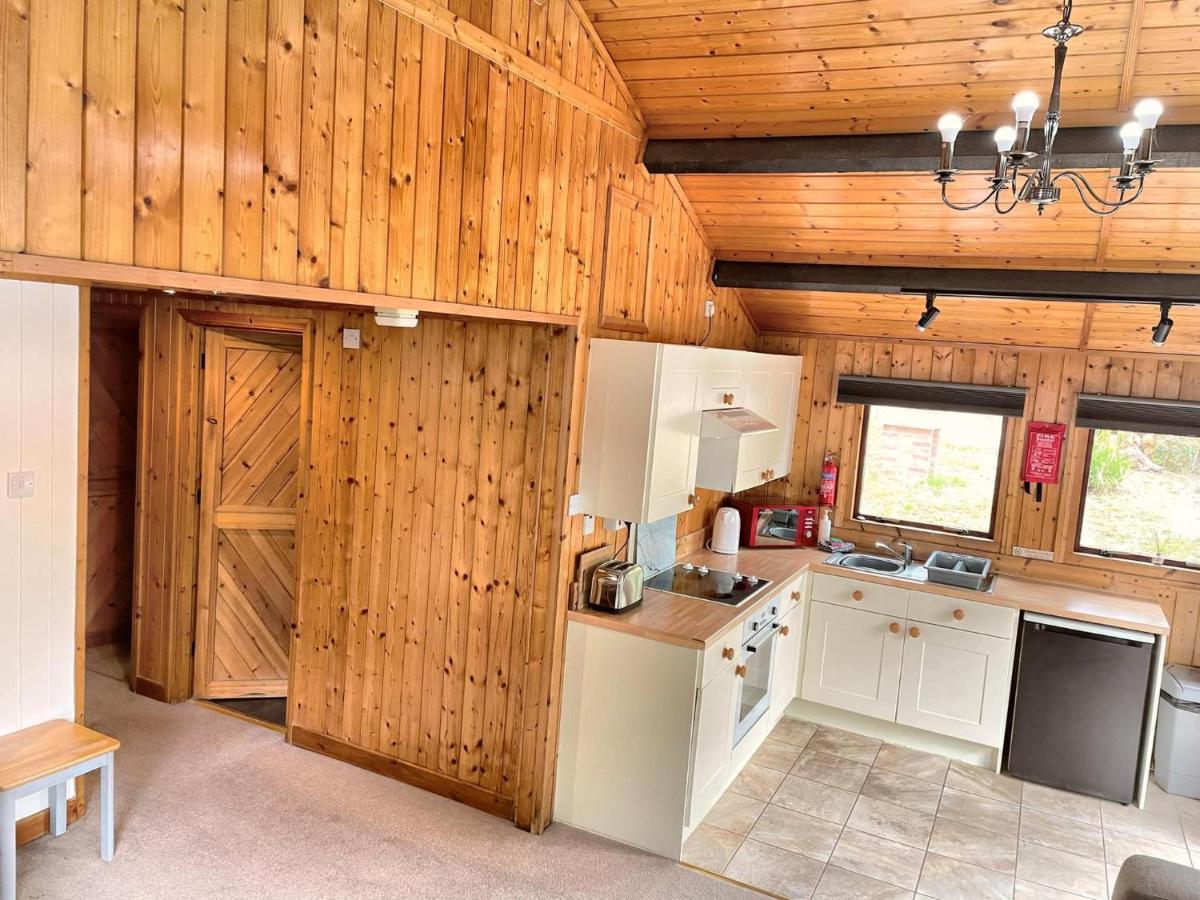 The Squirrel Lodge - Hot Tub - Pet Friendly - Pembrokeshire-Tenby Carmarthen Esterno foto
