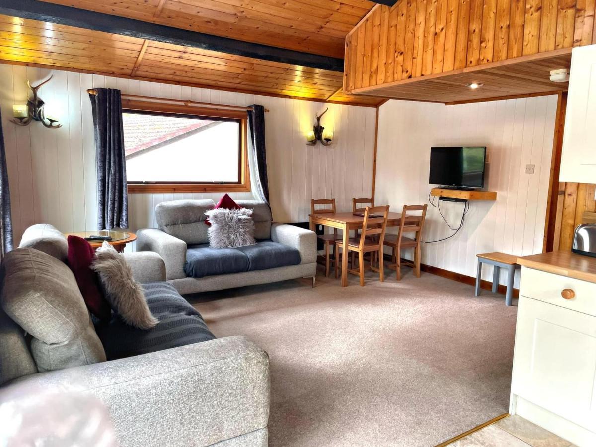 The Squirrel Lodge - Hot Tub - Pet Friendly - Pembrokeshire-Tenby Carmarthen Esterno foto