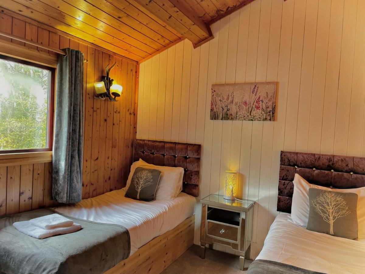 The Squirrel Lodge - Hot Tub - Pet Friendly - Pembrokeshire-Tenby Carmarthen Esterno foto