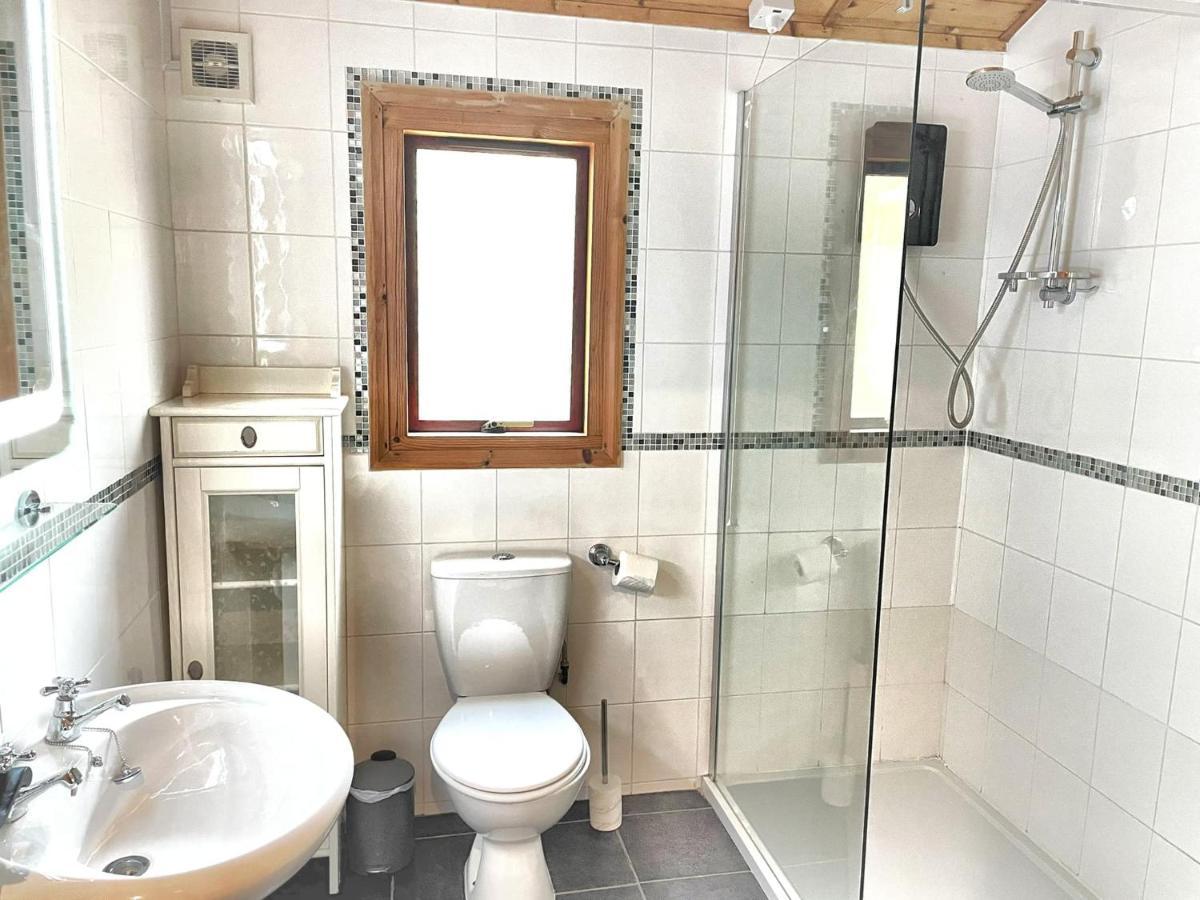 The Squirrel Lodge - Hot Tub - Pet Friendly - Pembrokeshire-Tenby Carmarthen Esterno foto