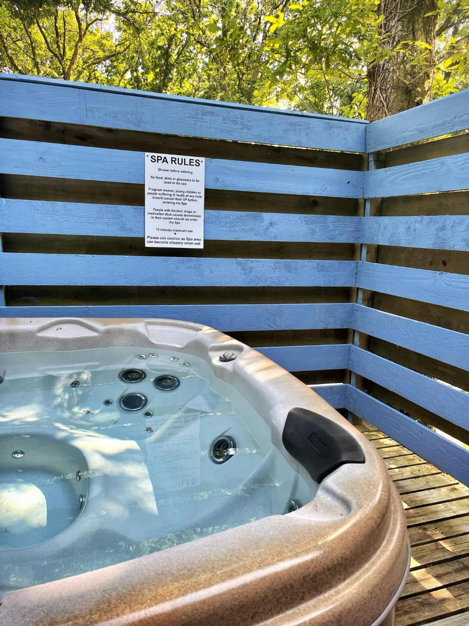 The Squirrel Lodge - Hot Tub - Pet Friendly - Pembrokeshire-Tenby Carmarthen Esterno foto