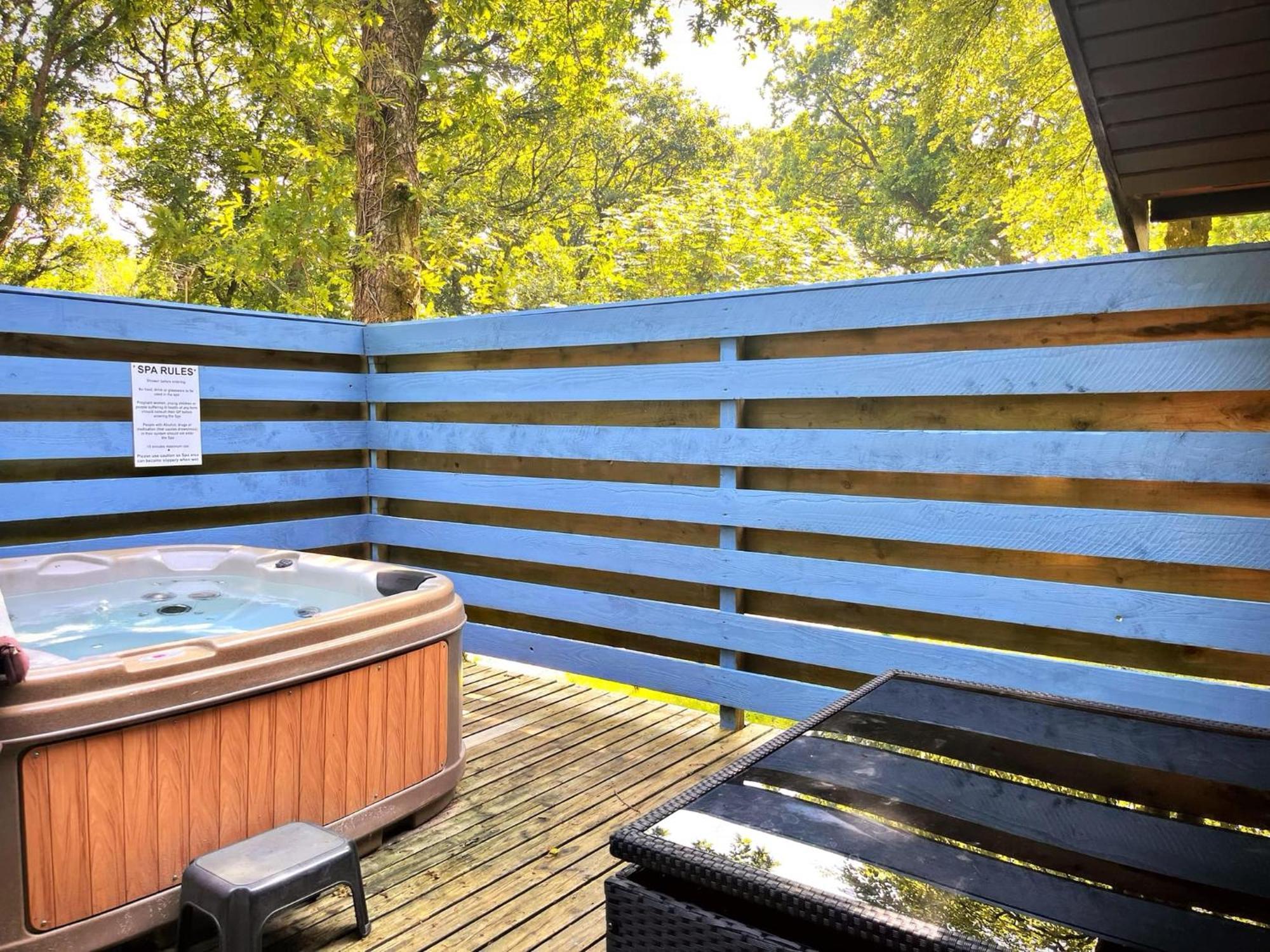 The Squirrel Lodge - Hot Tub - Pet Friendly - Pembrokeshire-Tenby Carmarthen Esterno foto
